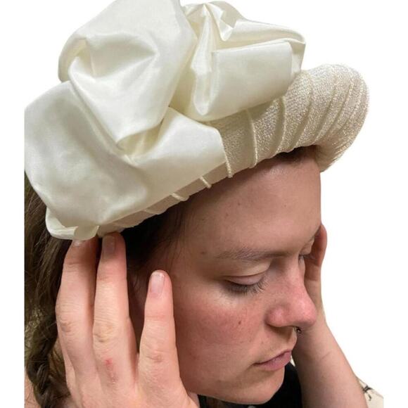 Vintage White Wedding Hat – Pleated Band & Bow – Elegant Bridal Headpiece - Picture 1 of 4